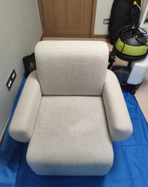 패브릭 오줌 냄새와 오염제거 청소 작업 사례