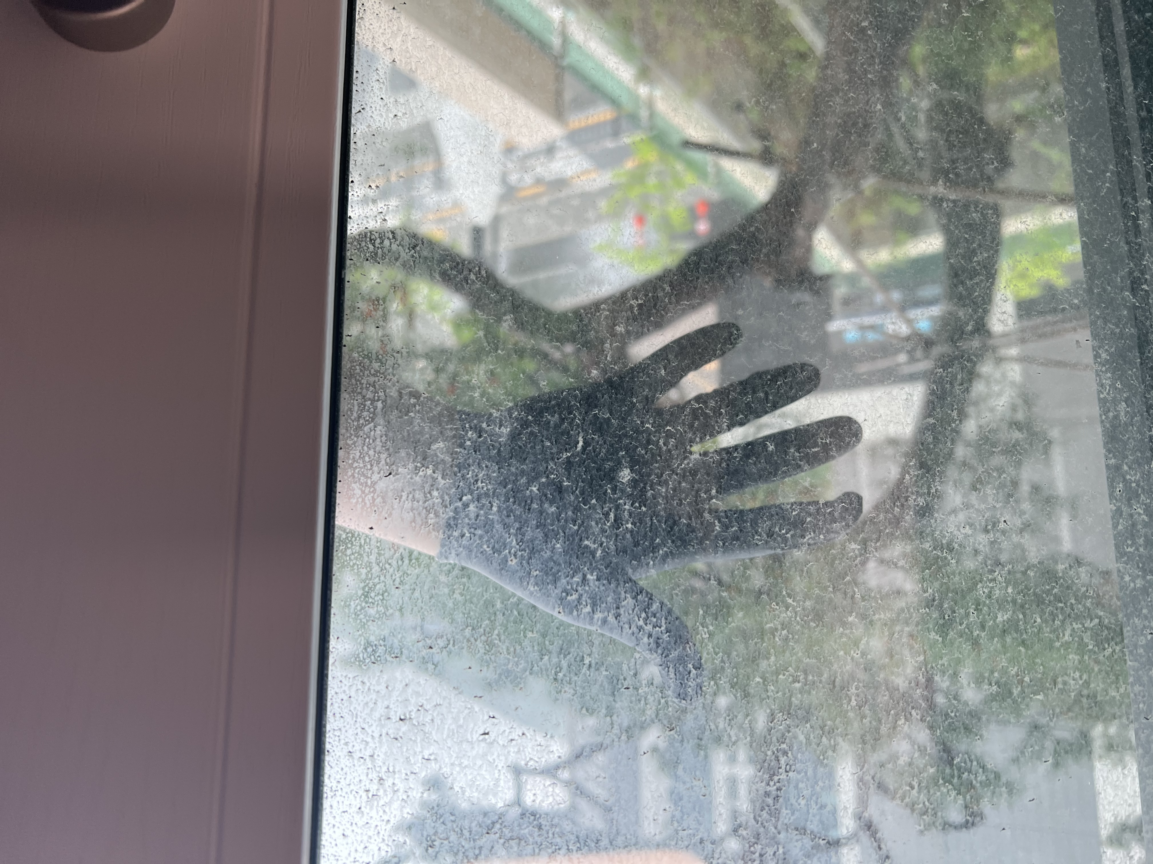 밖이 뿌옇게 보인다면? 아파트 유리창 미세먼지 오염 청소 작업 사례
