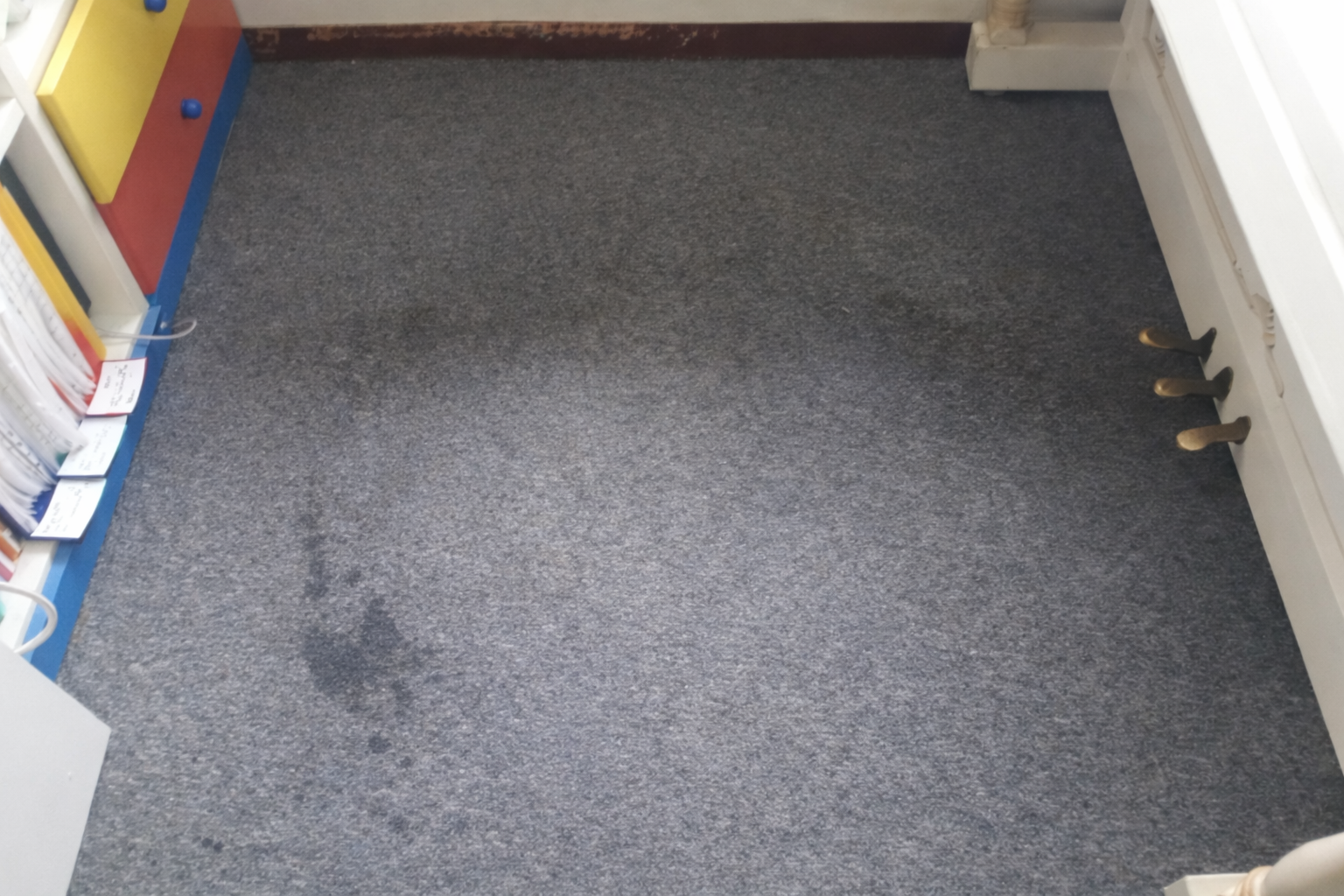 누수로 인한 카페트 얼룩