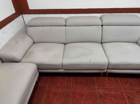 재활용장에 버려져있던 소파 청소 작업 사례