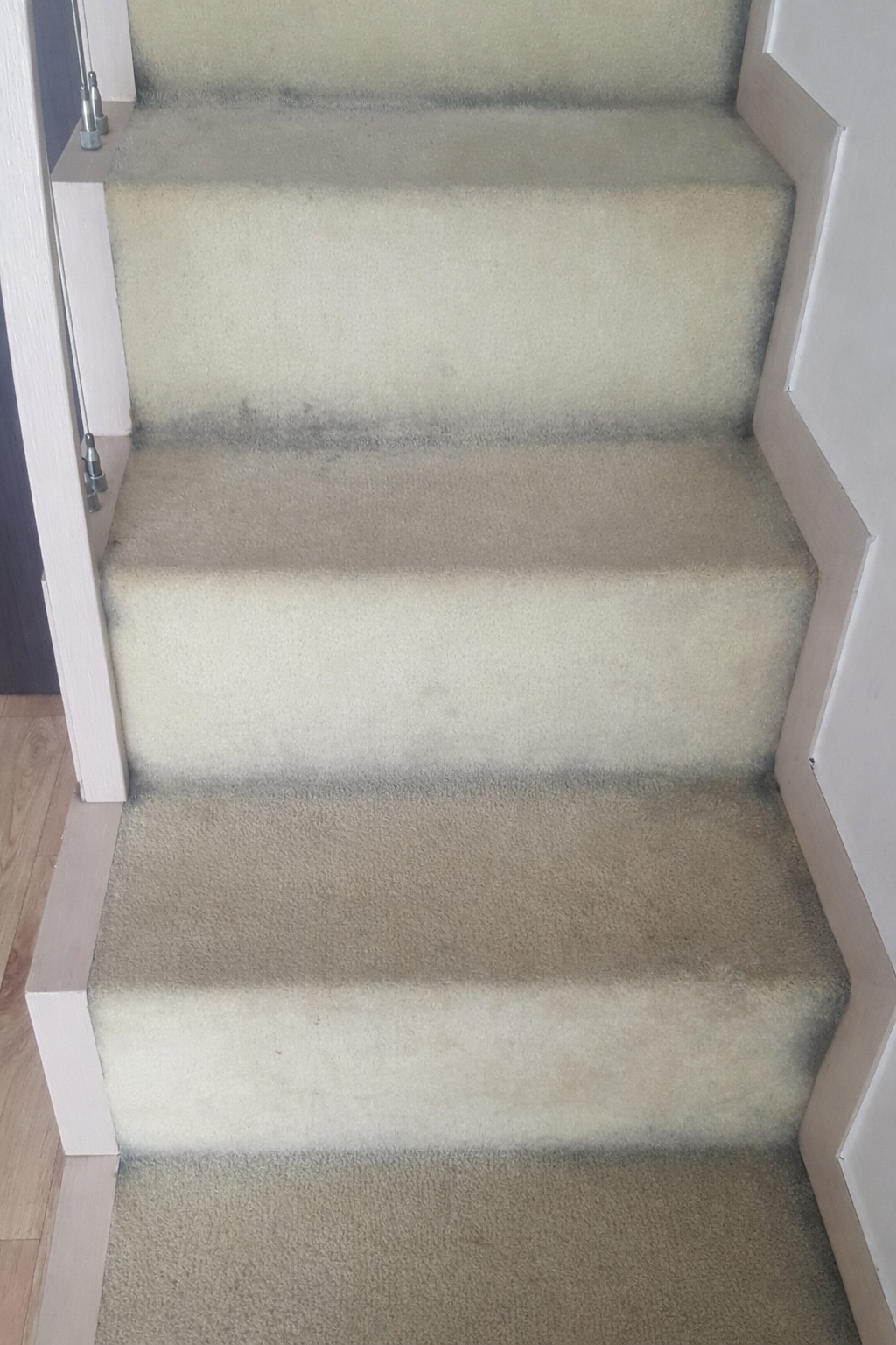 복층 오피스텔 계단 카페트 청소 작업 사례