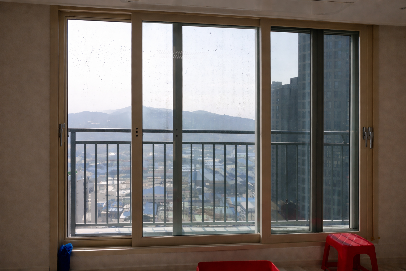 아파트 유리창 청소 사례｜뿌옇던 창문, 작업 후 이렇게 달라졌습니다